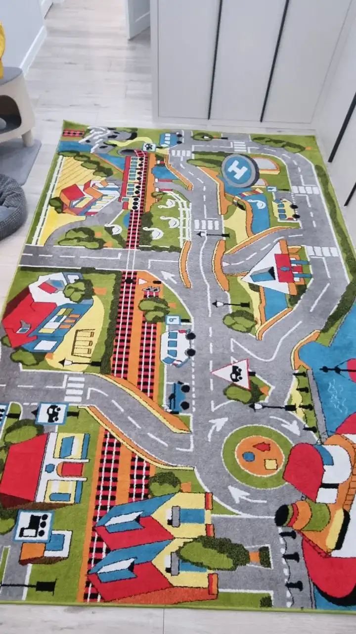 Продажа зимнего костюма, ковра и комода