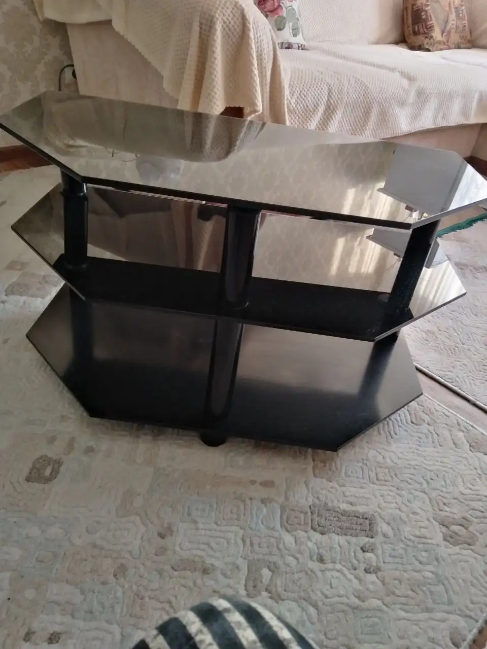 Продаю столик б/у состояние нового