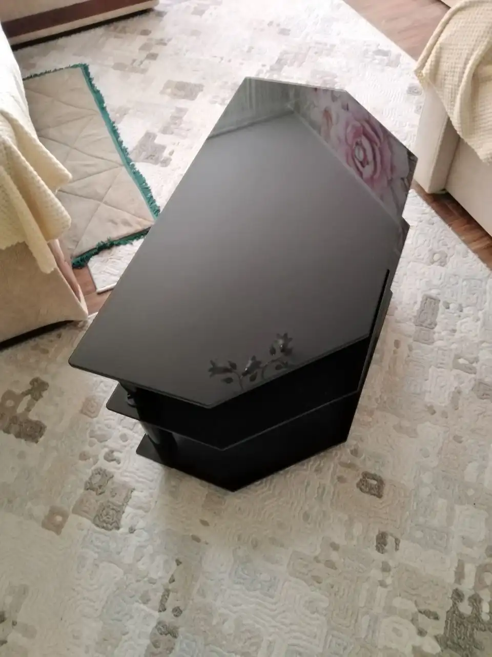 Продаю столик б/у состояние нового