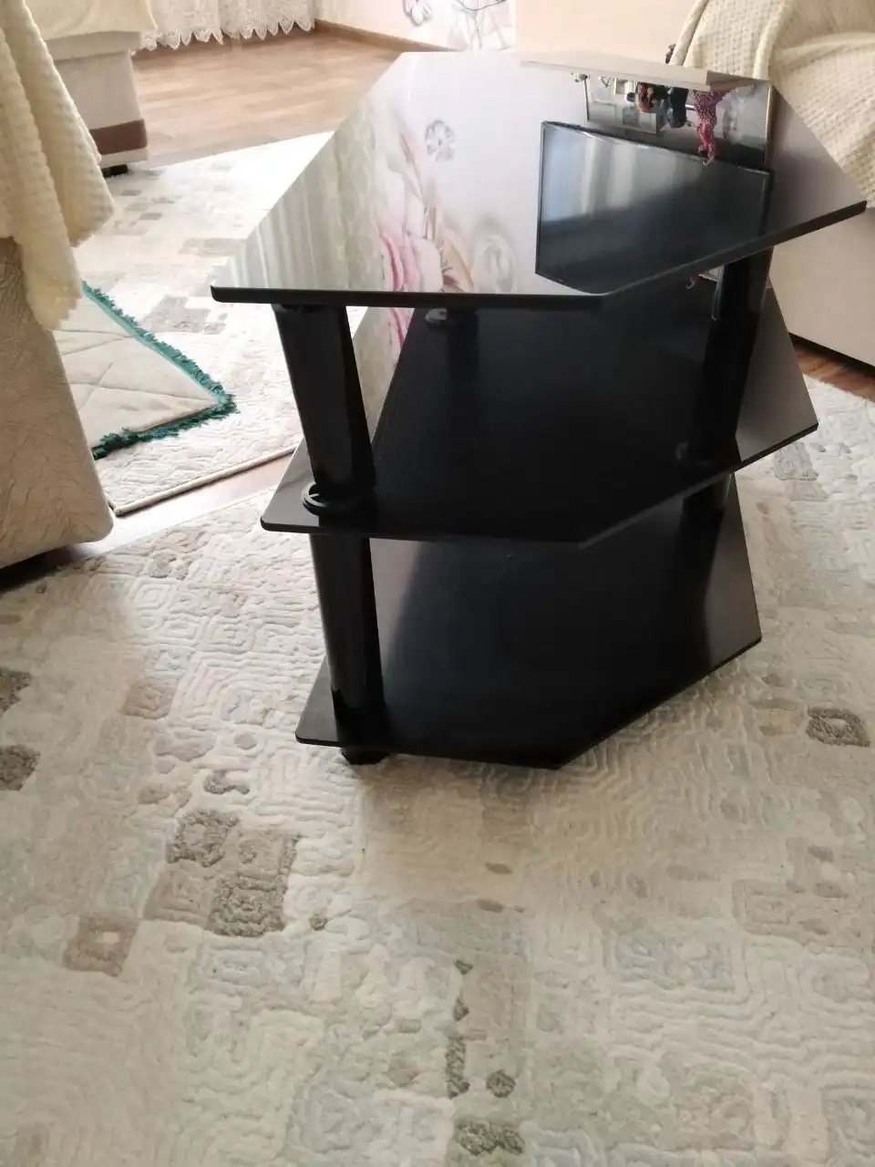 Продаю столик б/у состояние нового