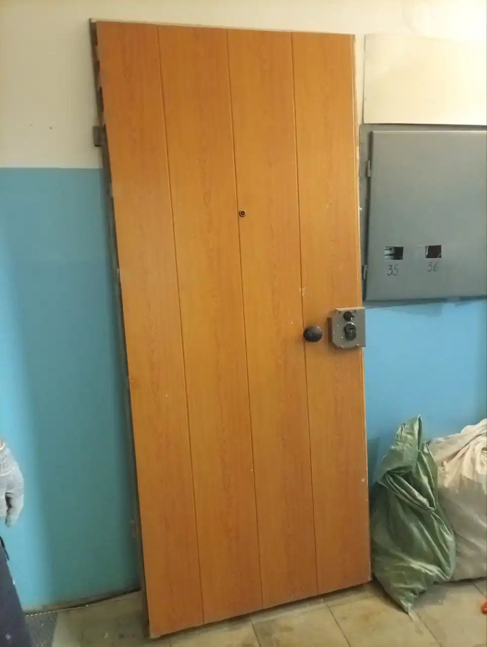 Продам металлическую входную дверь