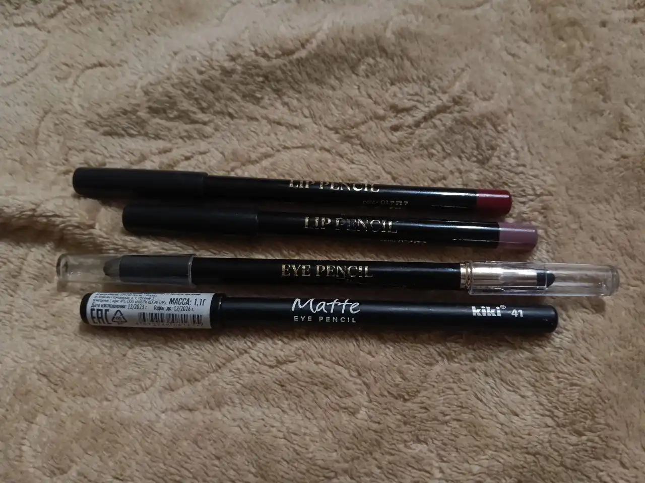 Карандаши для глаз и губ б/у