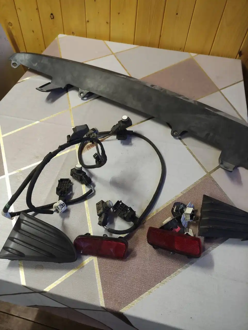 Парктроник задний в сборе на Toyota Vitz 2010-2020 + фартук и заглушки