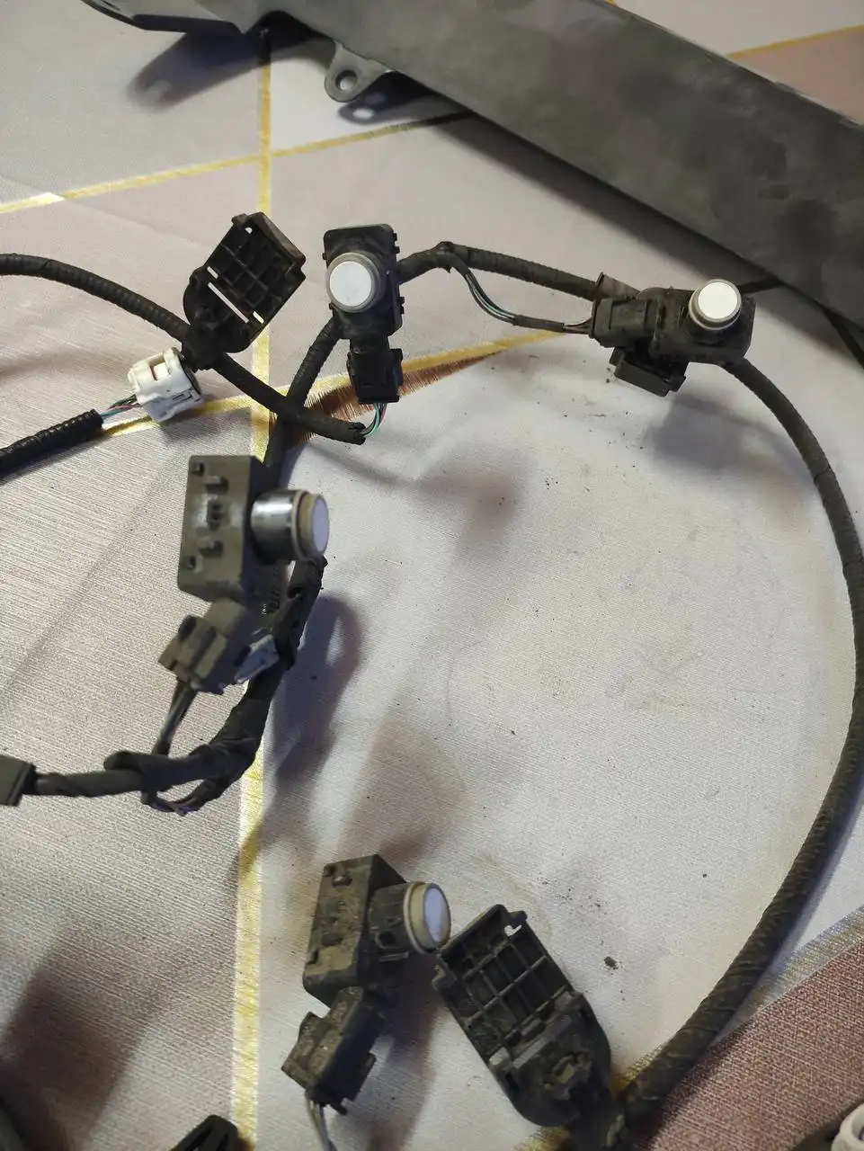 Парктроник задний в сборе на Toyota Vitz 2010-2020 + фартук и заглушки