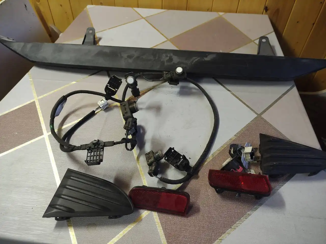 Парктроник задний в сборе на Toyota Vitz 2010-2020 + фартук и заглушки