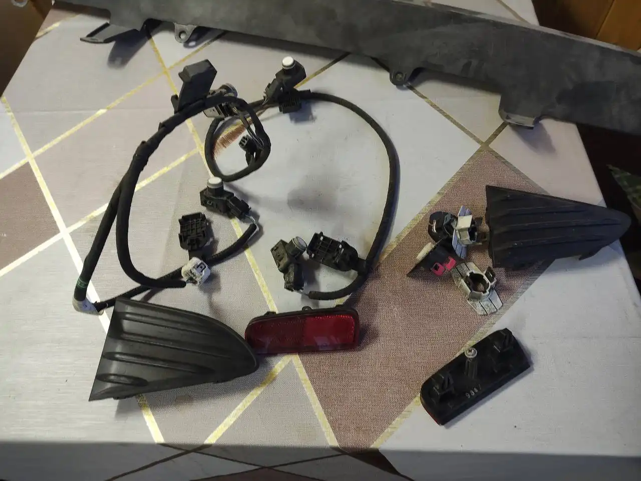 Парктроник задний в сборе на Toyota Vitz 2010-2020 + фартук и заглушки