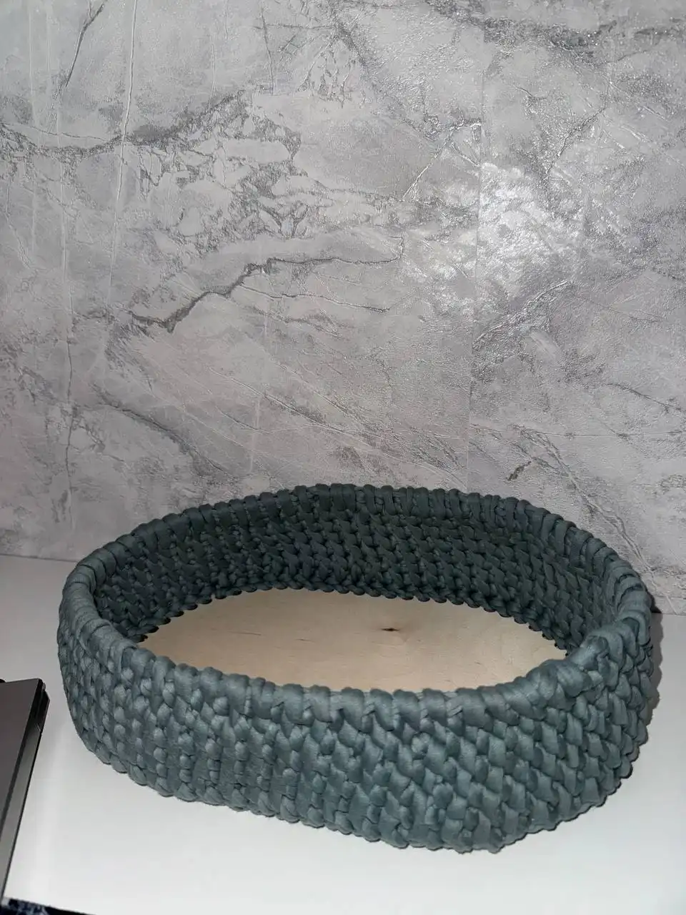 Продам вязаную корзину для хранения