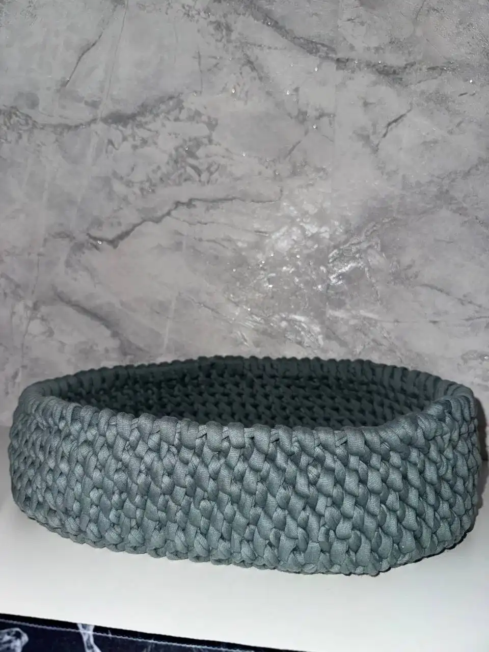 Продам вязаную корзину для хранения