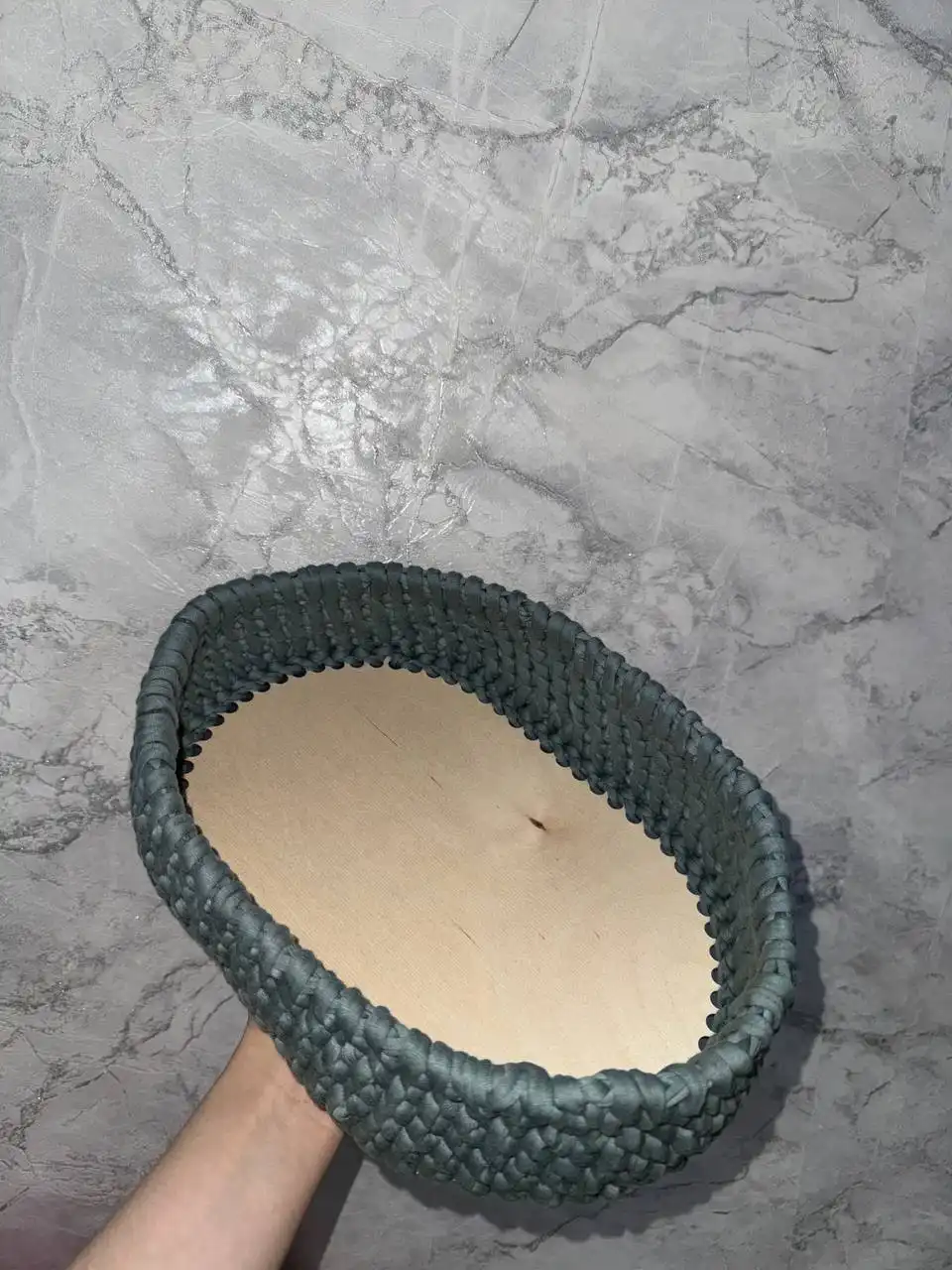 Продам вязаную корзину для хранения