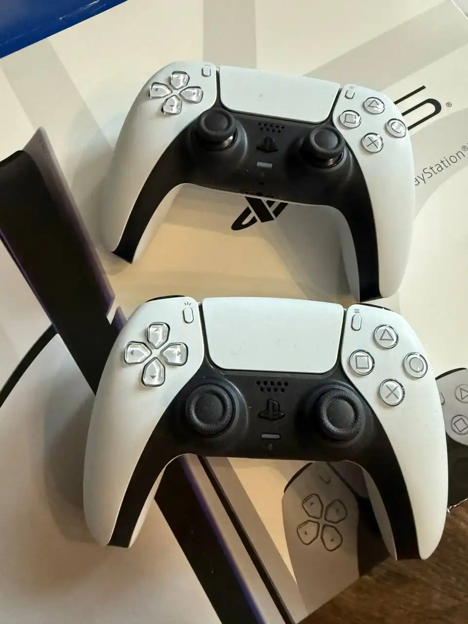 Продам PS5 с дополнительным джойстиком и играми - Игровые приставки (Электроника) в Тюмень