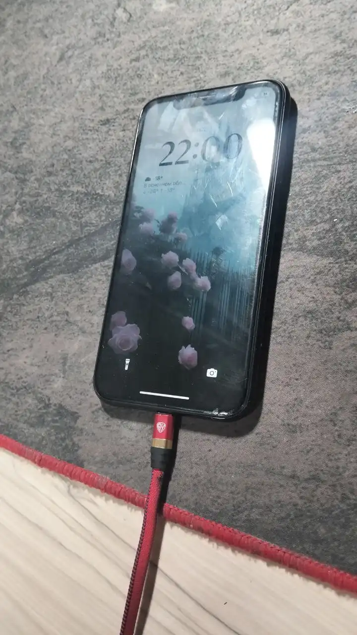 Iphone XR 64GB с мелкой трещиной экрана - Телефоны (Электроника) в Тюмень