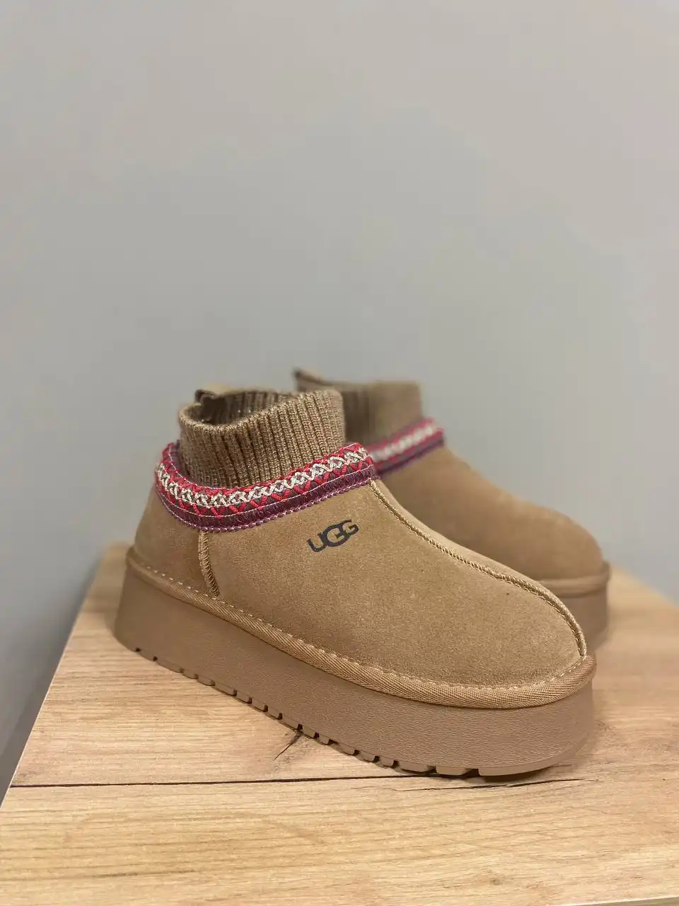 Продажа угги и ботинок - Обувь (Одежда) в Тюмень