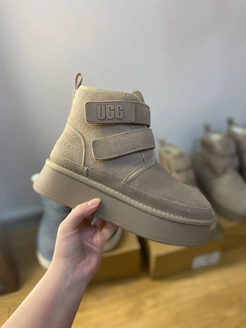 Продажа угги и ботинок - Обувь (Одежда) в Тюмень