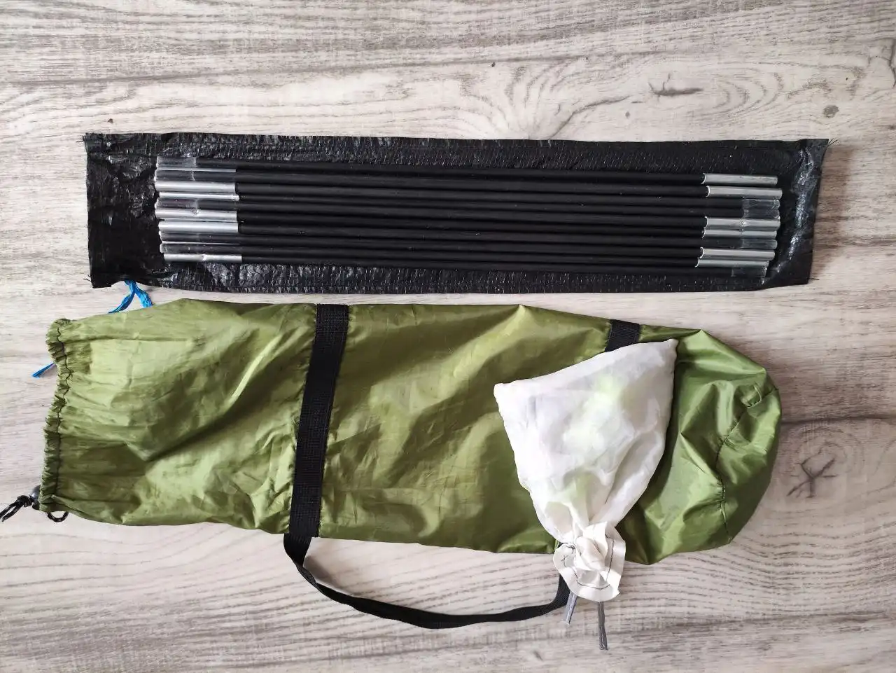 Продам 2-местную зеленую палатку - Туризм и кемпинг (Хобби и отдых) в Тюмень