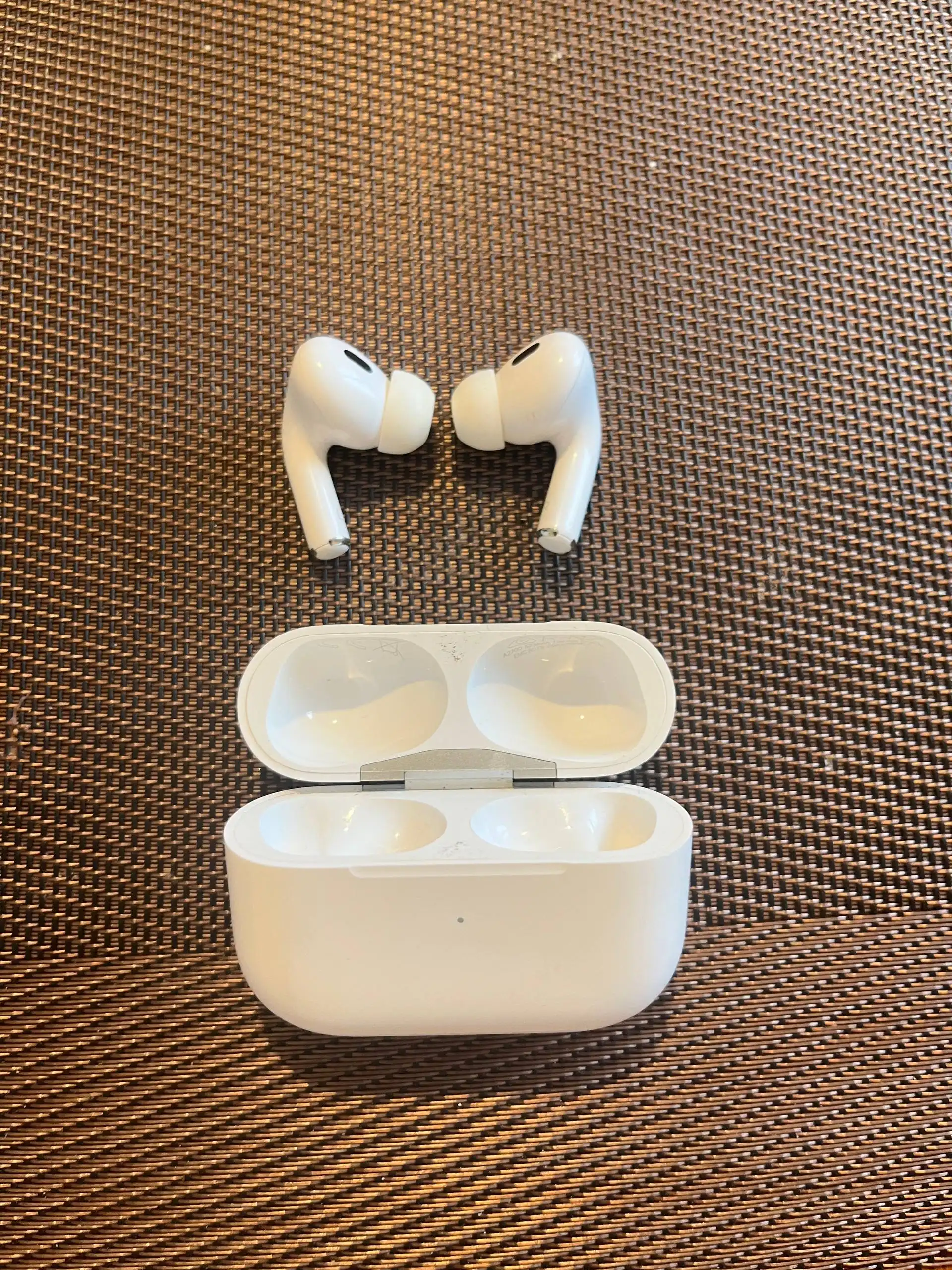 Airports 4 с шумоподавлением - Наушники (Электроника) в Тюмень