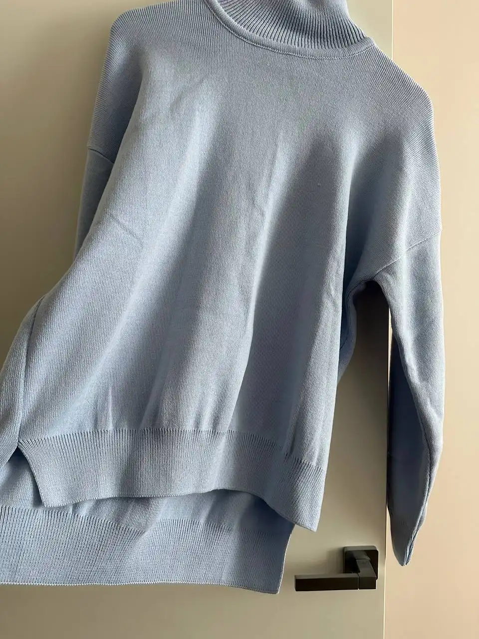 Свитер женский голубого цвета размер 44 - Женская одежда (Одежда) в Тюмень
