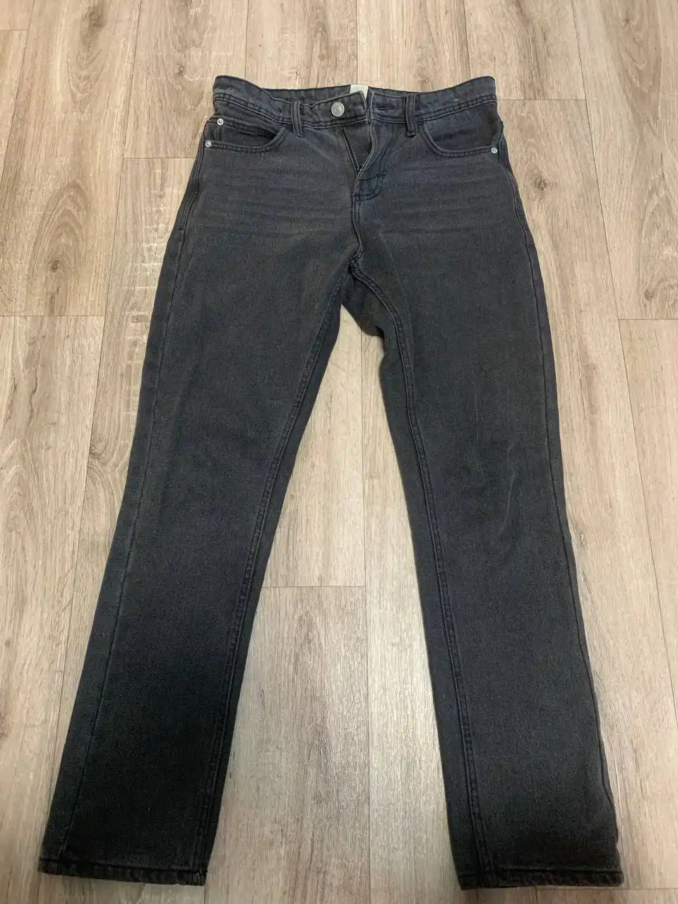 Продажа джинсов и футболки б/у - Джинсы и футболки (Одежда) в Тюмень