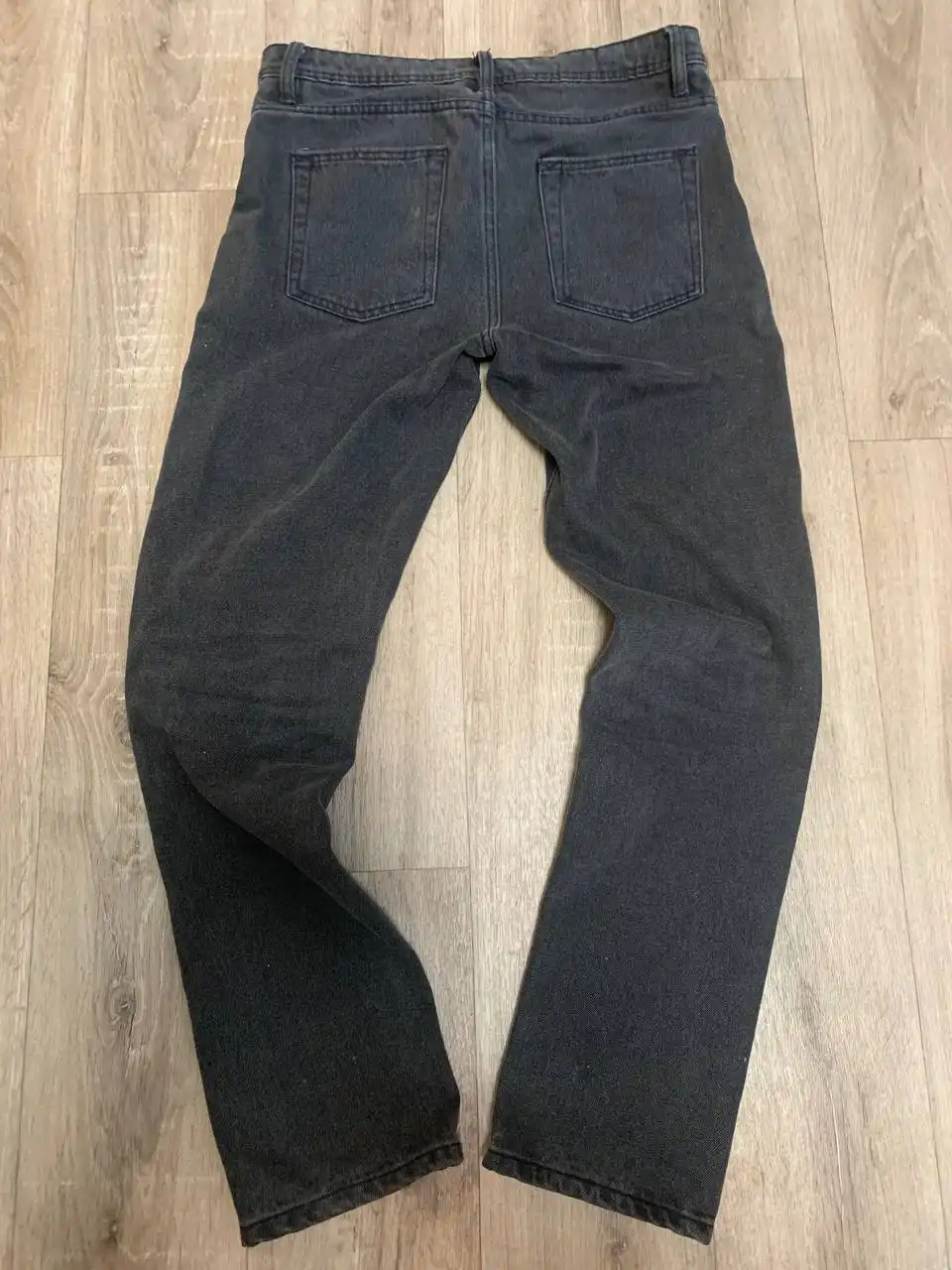 Продажа джинсов и футболки б/у - Джинсы и футболки (Одежда) в Тюмень