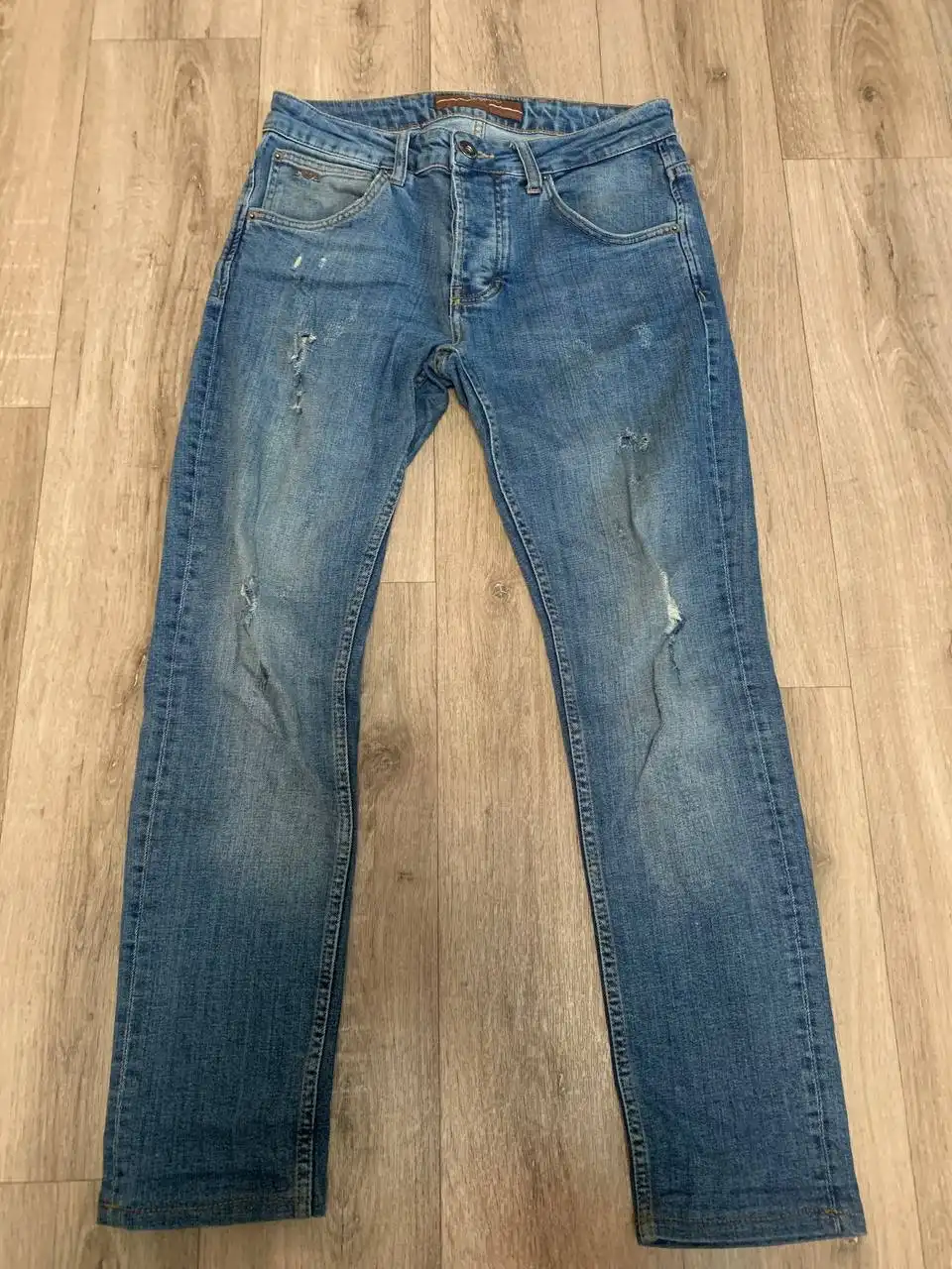 Продажа джинсов и футболки б/у - Джинсы и футболки (Одежда) в Тюмень