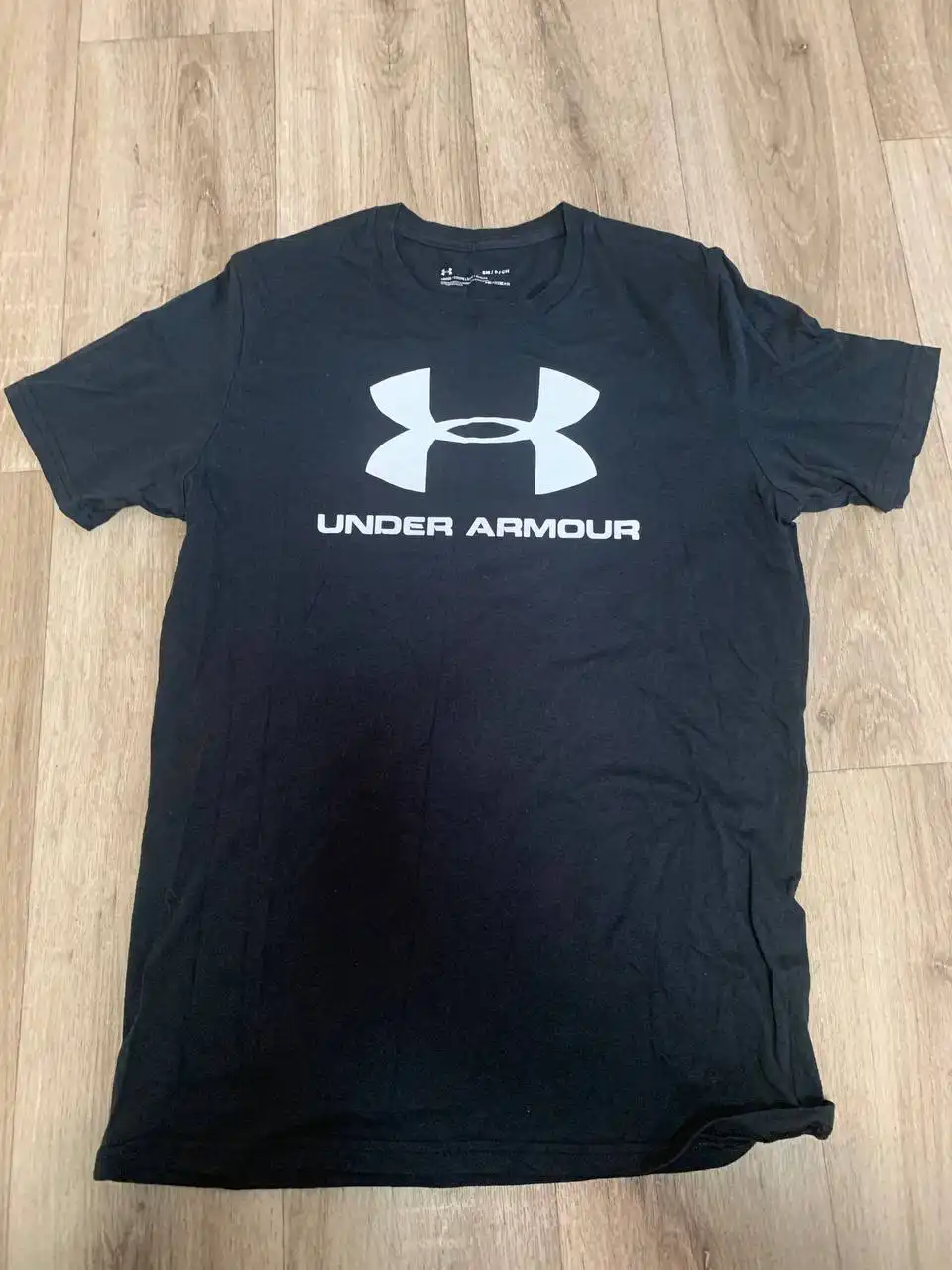 Продажа джинсов и футболки б/у - Джинсы и футболки (Одежда) в Тюмень