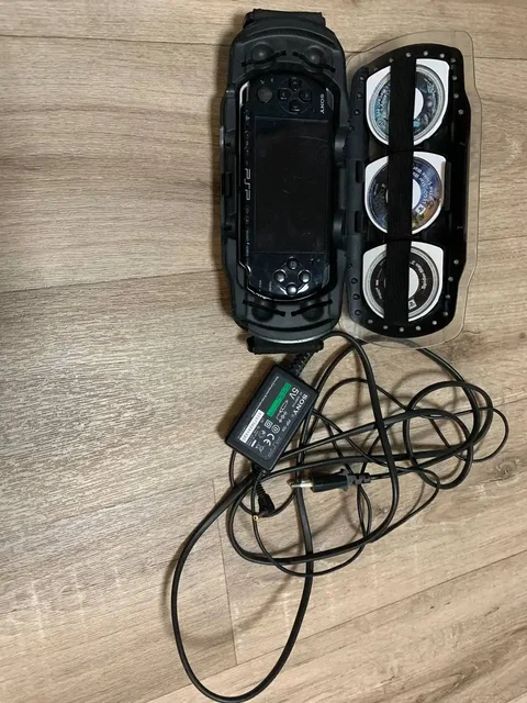 Продам приставку PSP без карты памяти - Мониторы в Тюмень