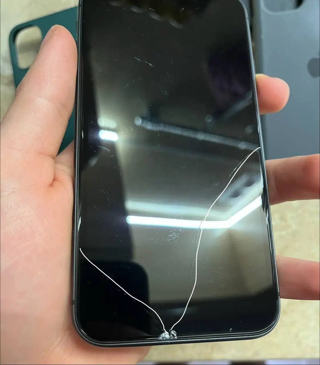 Смартфон с трещиной на дисплее в Тюмени - Смартфоны (Электроника) в Тюмень