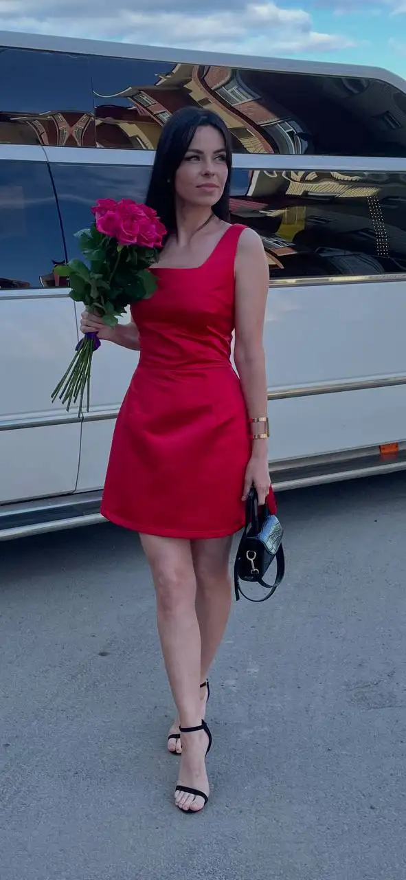 Платье атласное красное размер 42-44 - Женская одежда (Одежда) в Тюмень