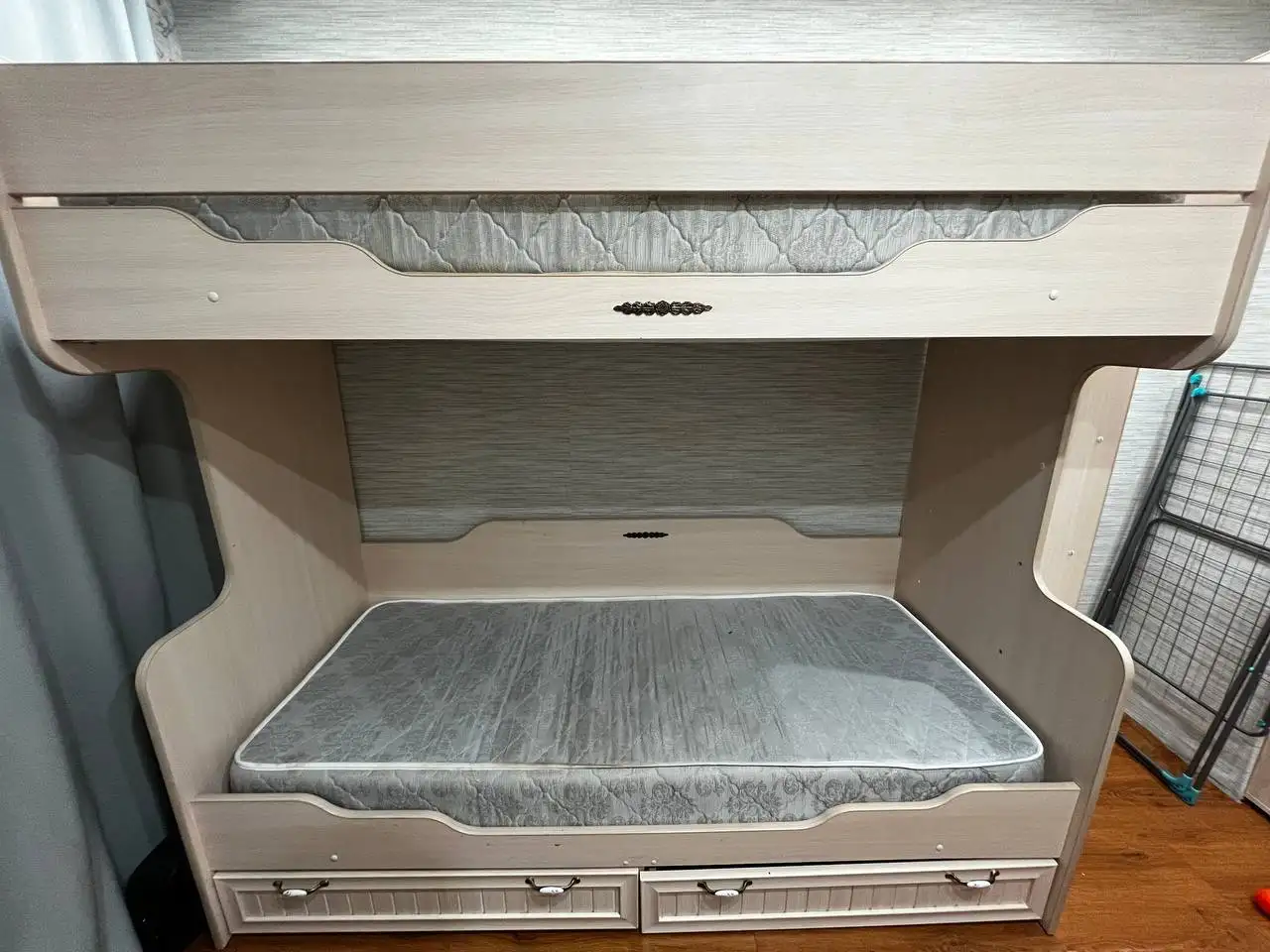 Двухъярусная кровать с ящиками и матрасами - Мебель (Для дома и дачи) в Тюмень