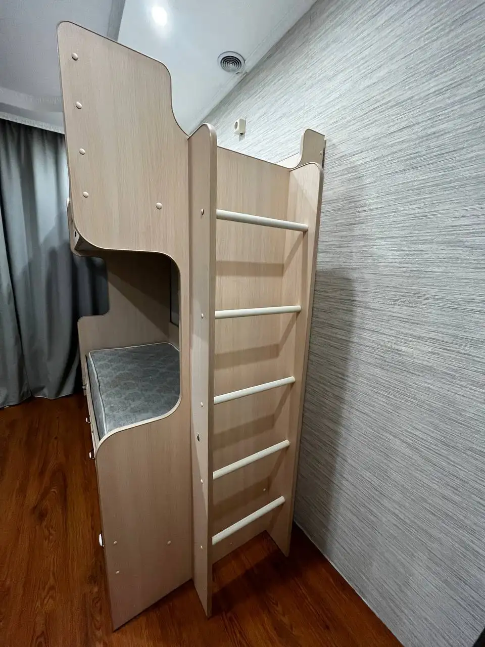 Двухъярусная кровать с ящиками и матрасами - Мебель (Для дома и дачи) в Тюмень