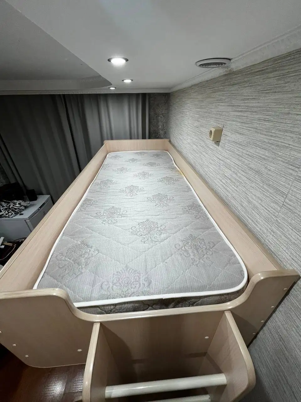 Двухъярусная кровать с ящиками и матрасами - Мебель (Для дома и дачи) в Тюмень