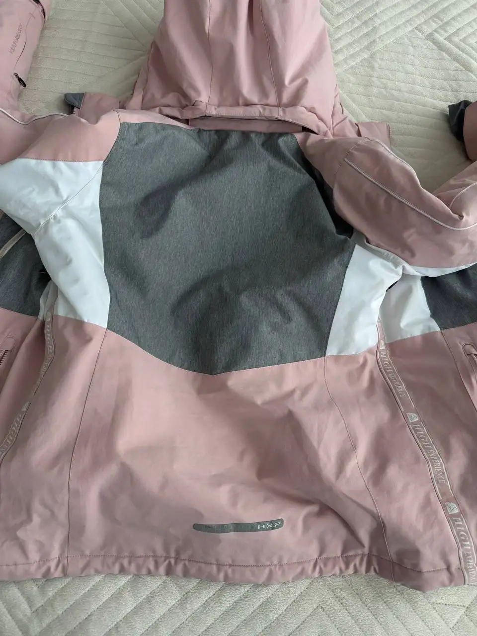 Женская горнолыжная зимняя куртка - Верхняя одежда (Одежда) в Тюмень