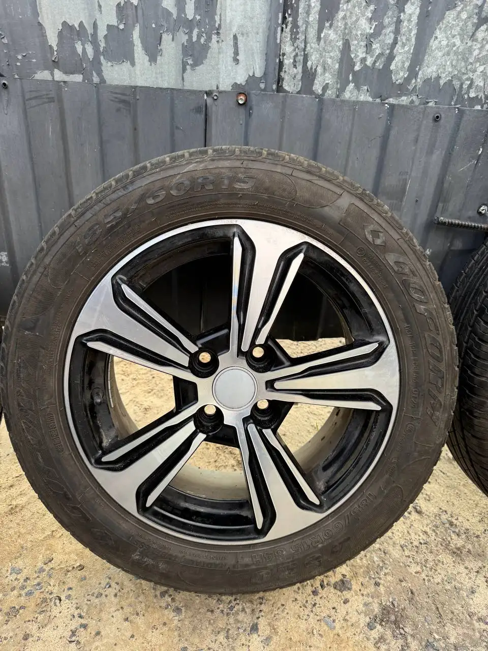 Продажа шин 185х60х15 с пробегом 1 сезон - Шины и диски (Запчасти) в Тюмень