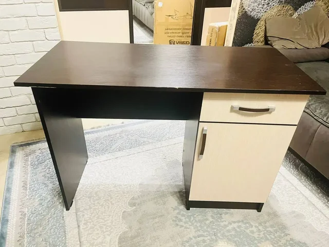 Продам письменный стол в Тюмени - Косметика в Тюмень