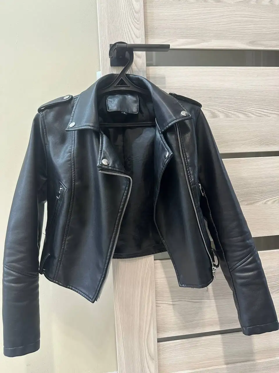 Продажа женской укороченной косухи - Верхняя одежда (Одежда) в Тюмень