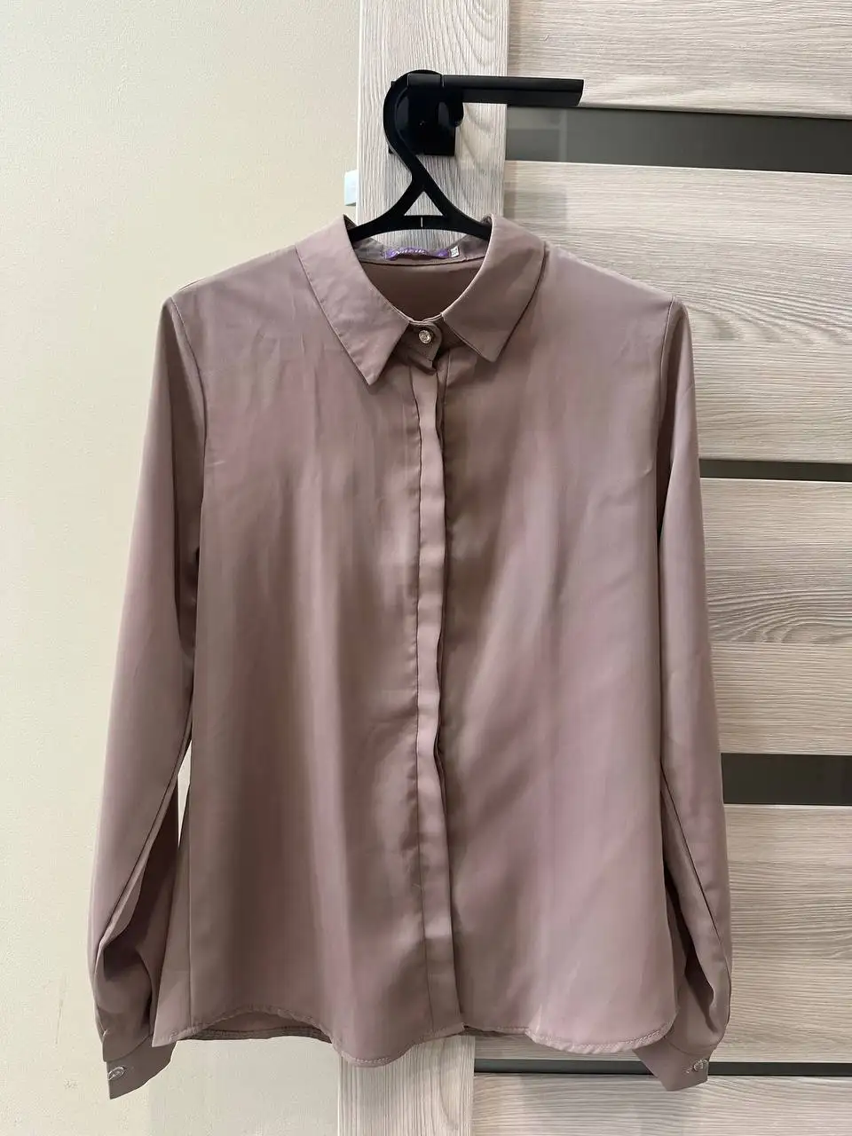 Продажа рубашек и блузок разных цветов и размеров - Верхняя одежда (Одежда) в Тюмень