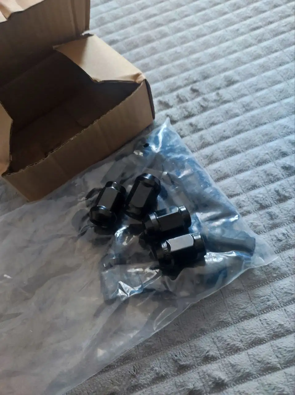 Продам колесные гайки 21 шт - Колесные гайки (Запчасти) в Тюмень