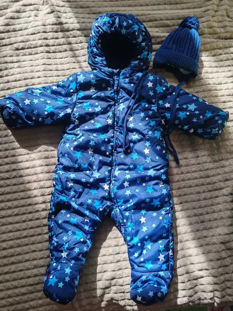 Продажа детских комбинезонов разных цветов - Автокресла и автолюльки в Тюмень