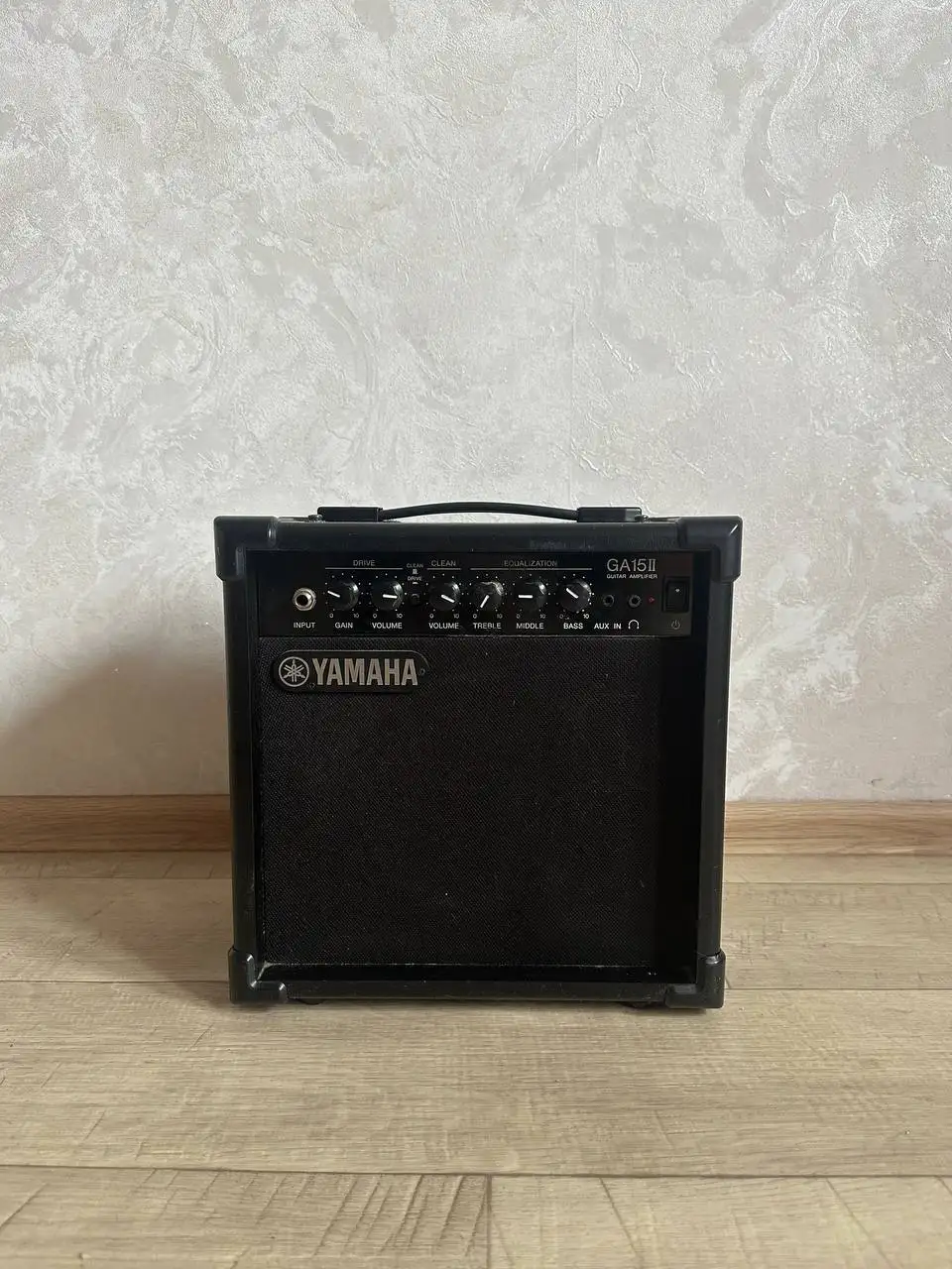 Продажа гитарного комбоусилителя Yamaha GA 15 II и аудиокарты Behringer umc22 - Музыкальное оборудование (Электроника) в Тюмень