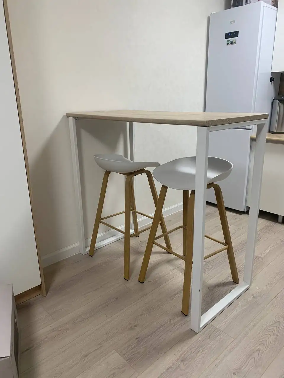 Стол, стулья, машинка, сервиз - Барахолка в Тюмень