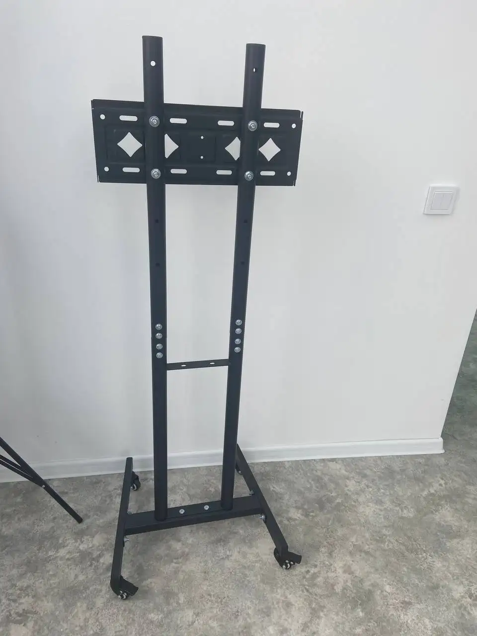 Подставка-кронштейн напольная в идеальном состоянии - Кронштейны и подставки (Барахолка) в Тюмень