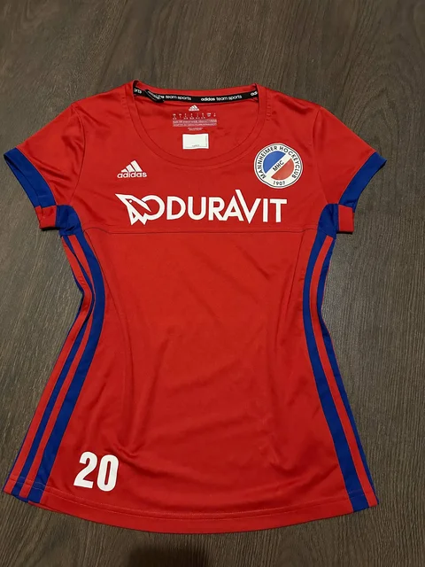 Футболка adidas красная, размер 40-42 - Верхняя одежда в Тюмень