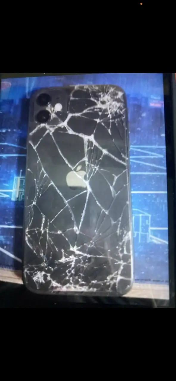 iPhone 11 128GB с недостатками - Смартфоны и аксессуары (Электроника) в Тюмень