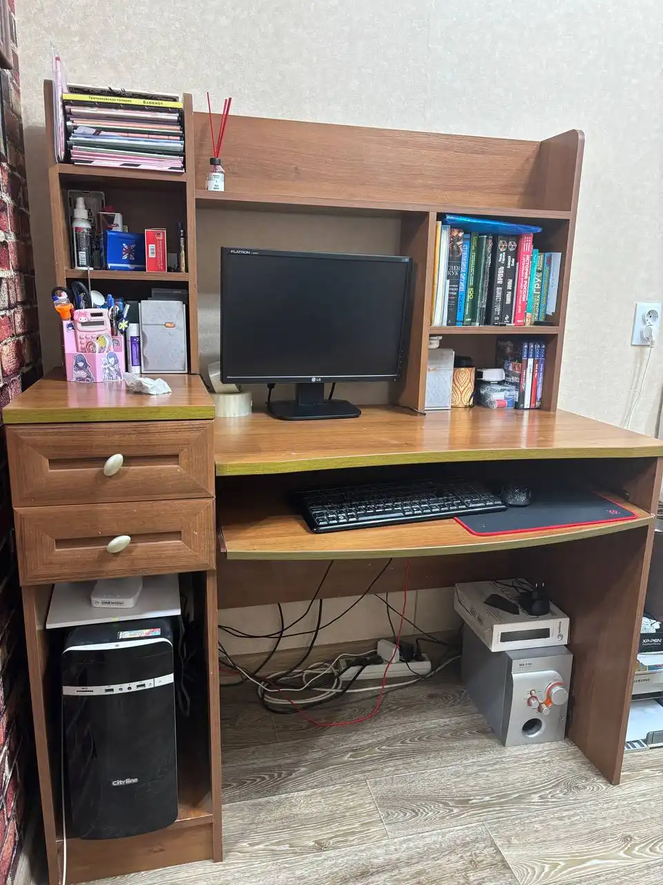 Продам б/у компьютерный стол из дерева