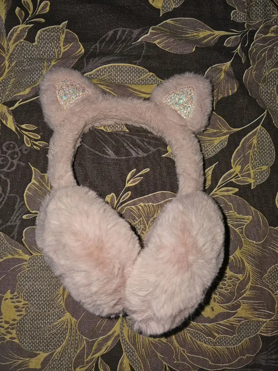 Шапка и меховые наушники