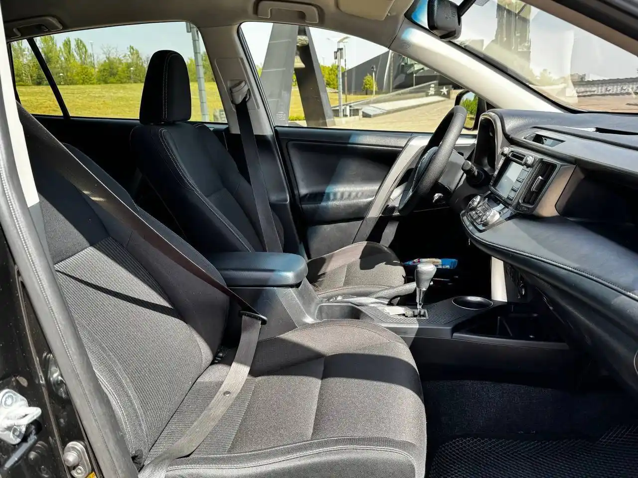 Продажа Toyota RAV4 2015 года