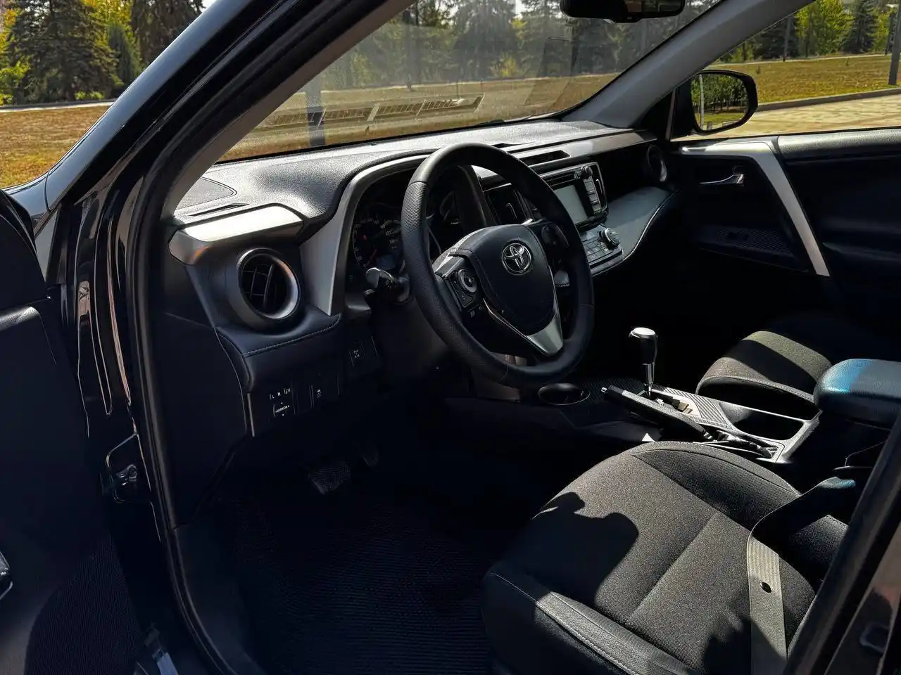 Продажа Toyota RAV4 2015 года