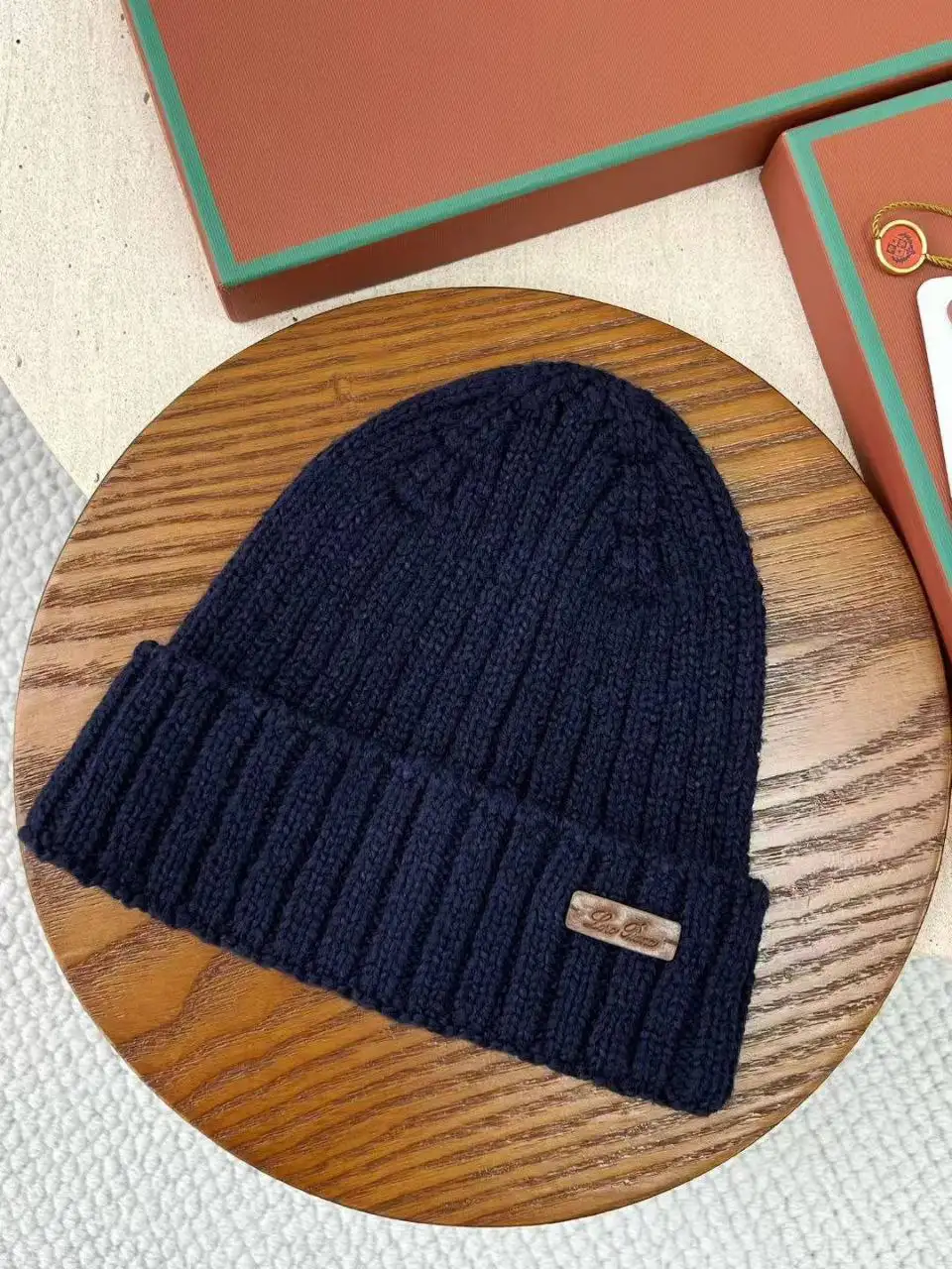 Сравнение стоимости шапок и пледа - Головные уборы (Одежда) в Псковская область