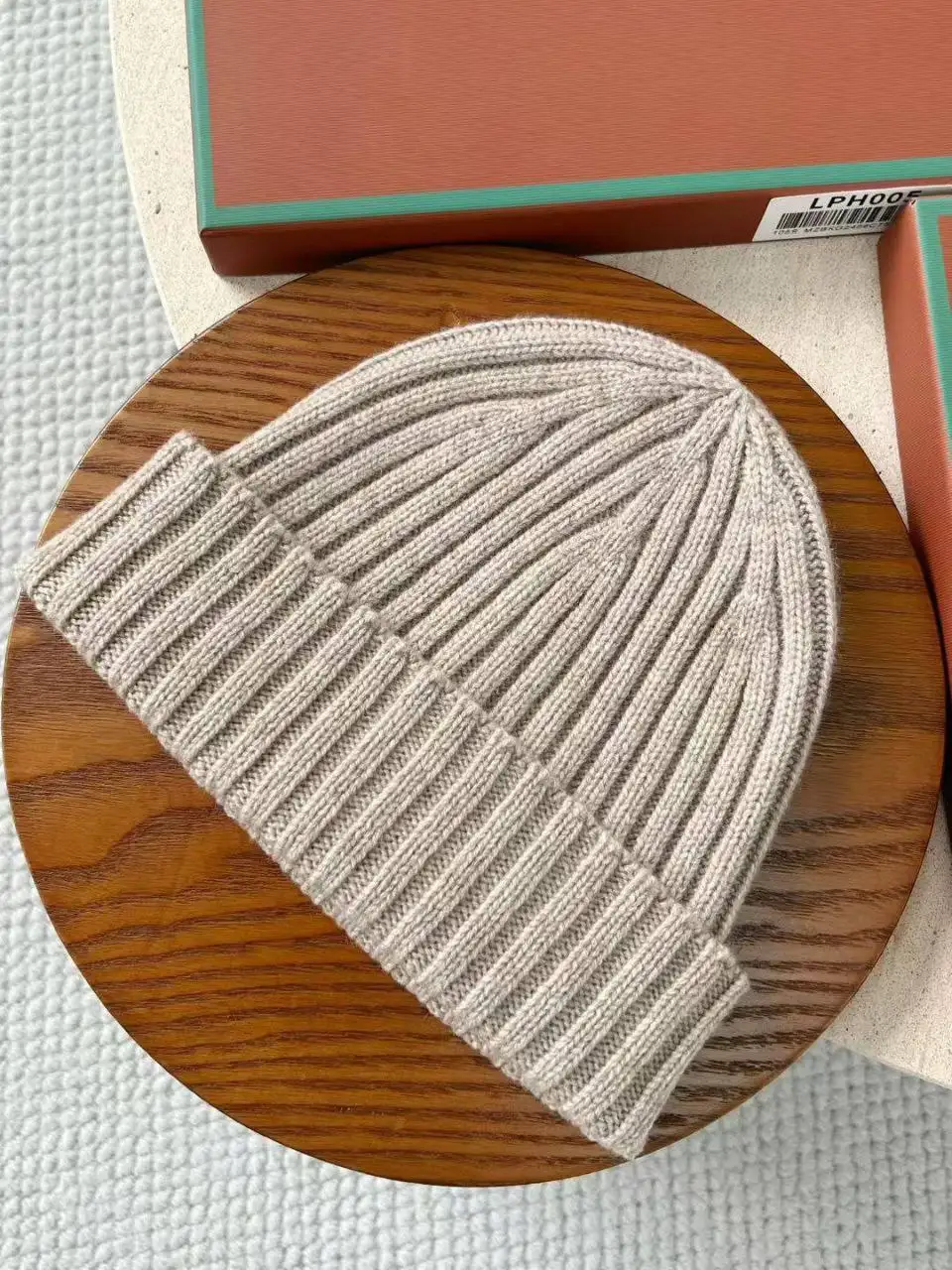 Сравнение стоимости шапок и пледа - Головные уборы (Одежда) в Псковская область