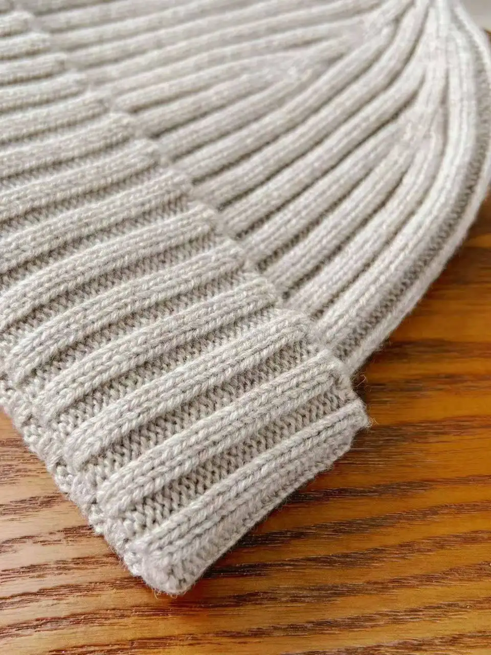 Сравнение стоимости шапок и пледа - Головные уборы (Одежда) в Псковская область