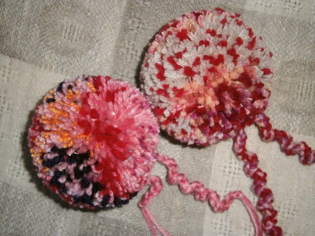 Помпон пушистый разноцветный на заказ - Рукоделие (Хобби и отдых) в Псковская область